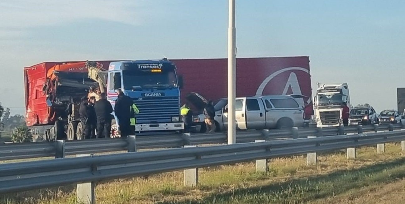 Accidente de un camiones y desvíos en la autopista Rosario - Santa Fe