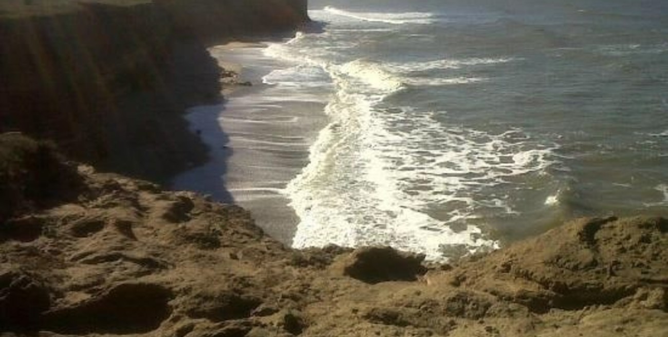 Tenía lesiones y una apuñalada: hallaron el cuerpo de una mujer en una playa marplatense