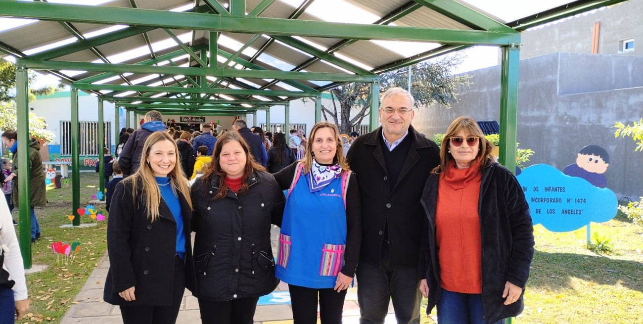 En el Día de los Jardines de Infantes y la Maestra Jardinera Calvo visitó el Jardín N° 1474