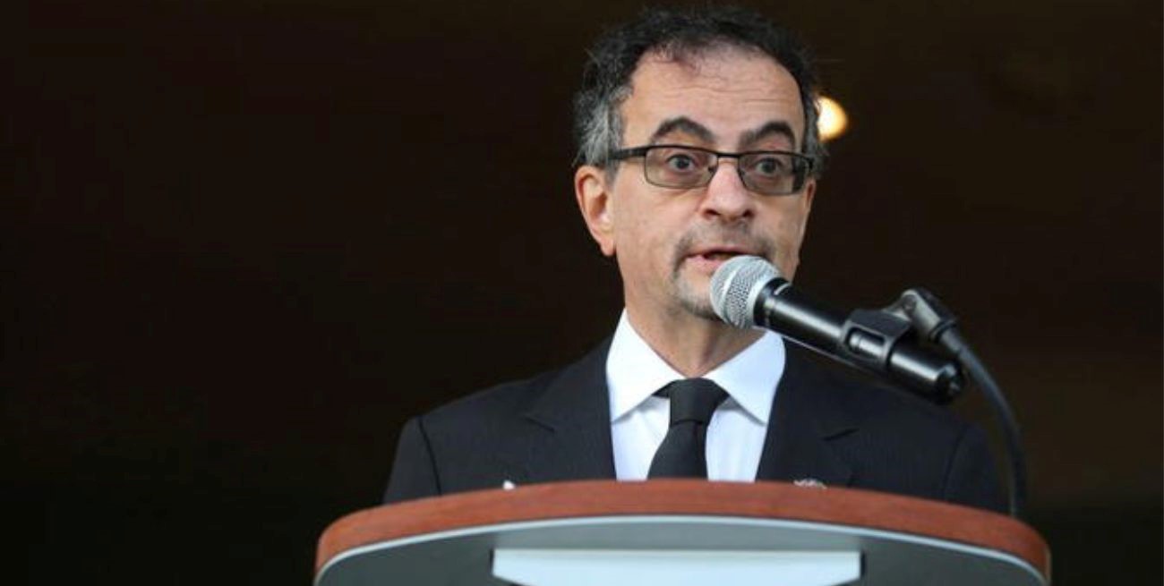 Destituyeron a embajador británico en México tras apuntar a una empleada con un arma 