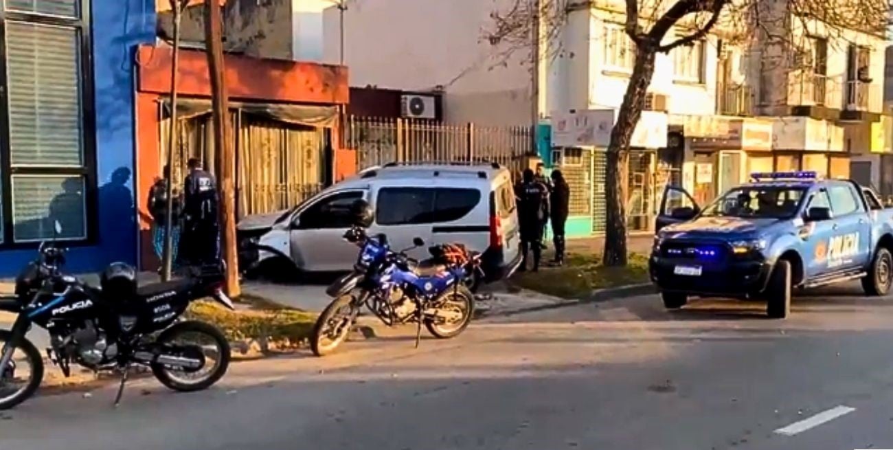 Fuerte accidente: un vehículo pierde el control y choca contra una vivienda en Facundo Zuviría