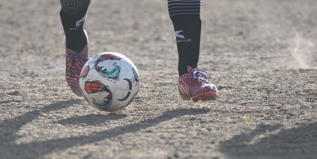 Jugaba al fútbol, le dieron un pelotazo en el estómago y murió en Córdoba