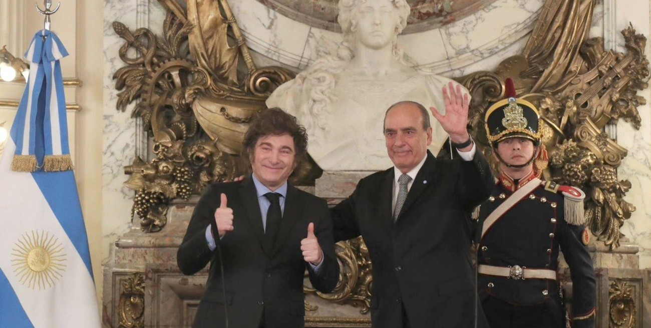 En una breve ceremonia, Javier Milei le tomó juramento a Guillermo Francos como jefe de Gabinete