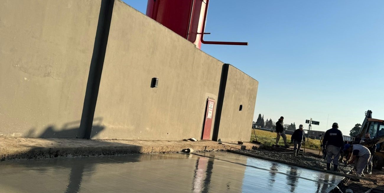 Una localidad santafesina construye dársenas para facilitar la carga de autobombas 