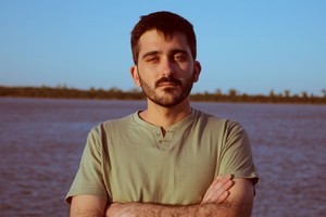 Ernesto Gallo mantiene un hilo conductor de personajes y lugares en su libro de cuentos Voz de vaca, que serán los mismos hasta el final.  Foto: Gentileza