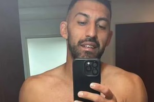 Wanchope Ábila frente al espejo, en una foto en la que se aprecia el cambio físico que logró después de un mes de arduo entrenamiento.