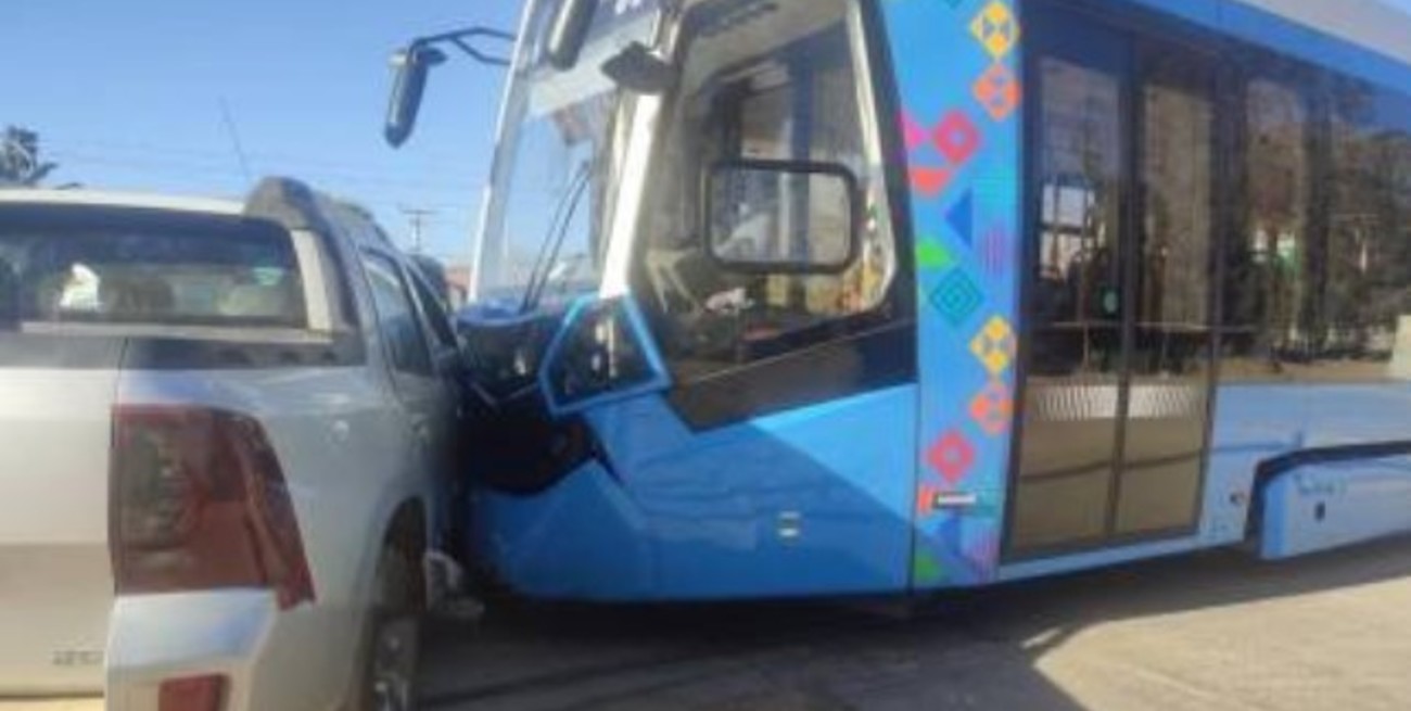 Una camioneta chocó contra el Tren Metropolitano de Cochabamba