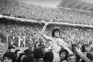 El héroe y su zurda. Mario Zanabria llevado en andas por los hinchas de Newell's en la cancha de Central. La Lepra se consagró campeón en 1974 gracias al tiro libre de Marito.