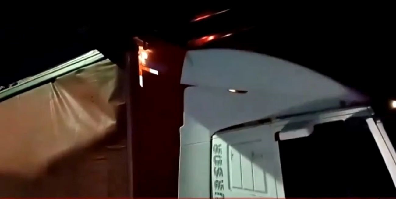 Un camión chocó contra un puente en Av. Sarmiento en Buenos Aires
