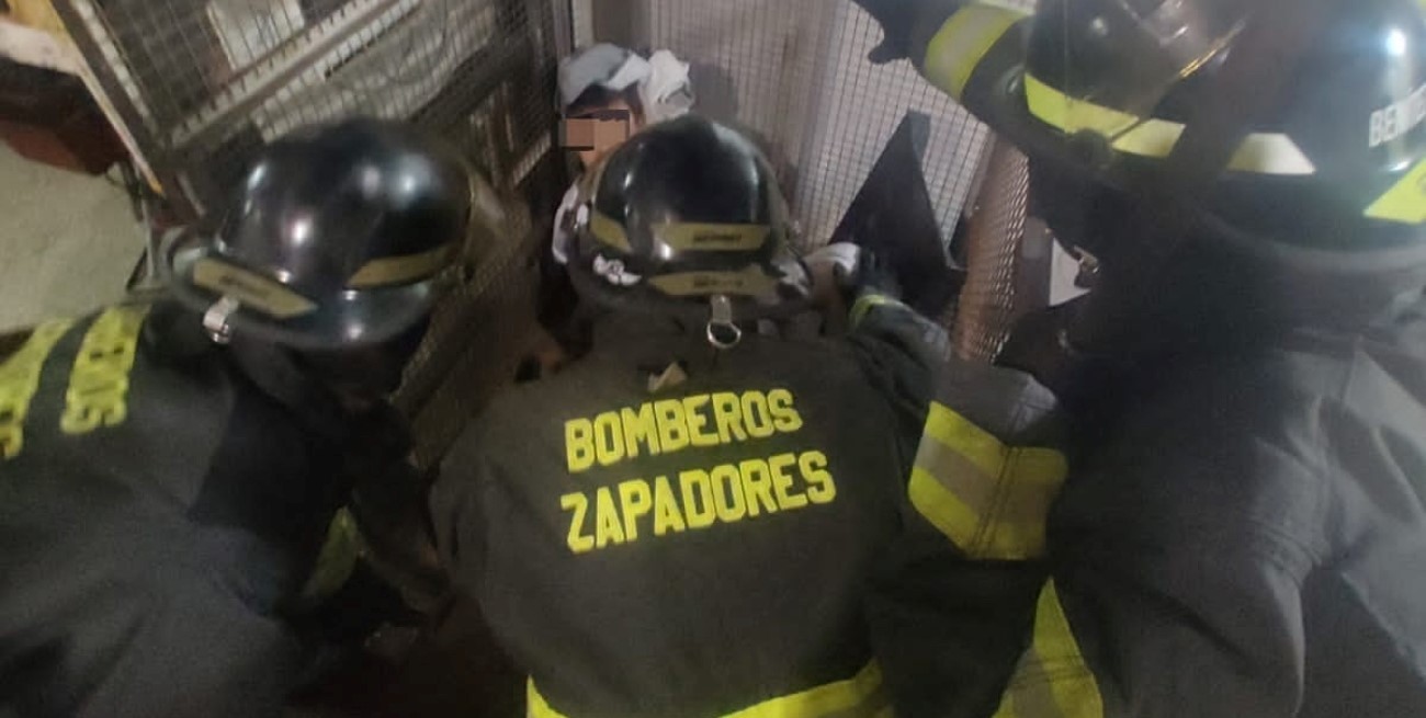 Bomberos zapadores rescataron a un joven tras la caída de un montacargas