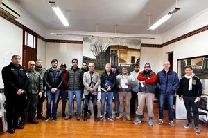 Jefes comunales, funcionarios provinciales, jefes policiales y pescadores participaron de la firma del acta acuerdo.