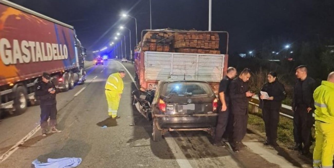 Rescataron a un joven conductor que chocó contra un acoplado y quedó atrapado en su auto