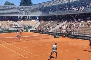 La dupla compuesta por el argentino y el español comenzó en un altísimo nivel y se llevaron por 6-3 el primer set tras adueñarse dos veces del saque rival. Sin embargo, no pudieron sostenerlo durante el resto del partido y con varias imprecisiones, cayeron en la segunda manga por 6-4.