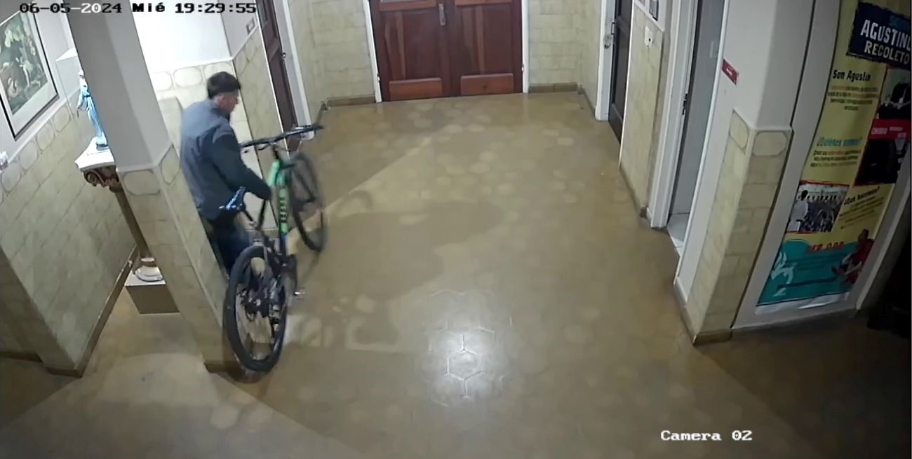 Quedó filmado: robó una bicicleta mientras se celebraba la misa