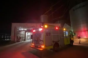 El lamentable accidente laboral se registró en las primeras horas de la noche del jueves en una planta acopiadora de granos ubicada en Ruta Nacional 33 a la altura del kilómetro 628, cercano al casco urbano de Venado Tuerto.
