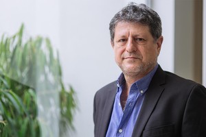 El entrevistado repasó el libro de reciente publicación sobre IA.