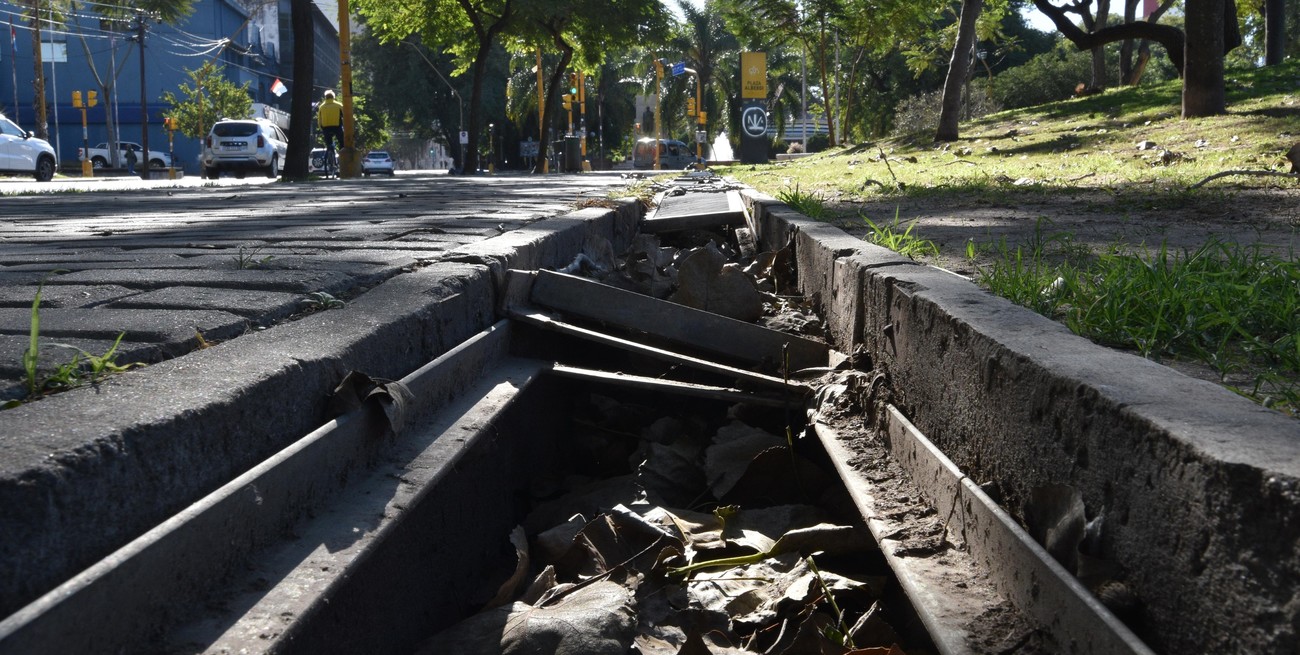 Plaza Alberdi: se robaron las rejillas del desagüe pluvial y caminar es un peligro