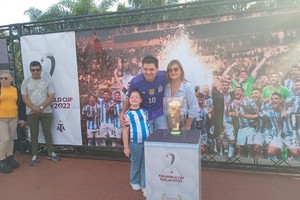 La procedencia de los fanas norteños que desfilaban para inmortalizar una foto con las copas era de los más diversos puntos de la geografía regional y hasta llegaron un par de adolescentes de la ciudad de Santa Fe.