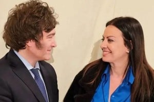 La titular del Ministerio de Capital Humano, Sandra Petovello, junto al presidente Javier Milei.