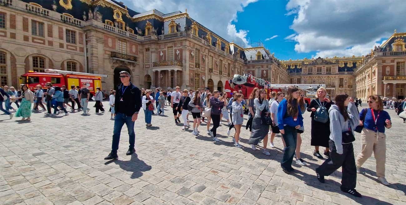 Video: un incendio obligó a evacuar el Palacio de Versalles