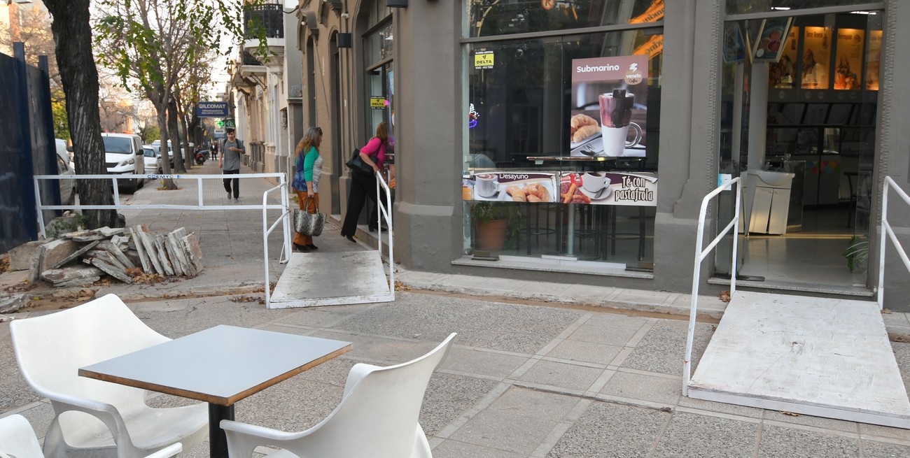 Desazón y enojo de comerciantes por el socavón de bulevar y 9 de Julio en Santa Fe