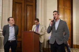 Siro Ceisas fue uno de los que tomó el micrófono en esa doble calidad de legisladores-periodistas. Crédito: Prensa Senado