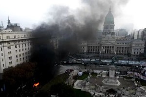 En medio de un clima de tensión dentro y fuera del Congreso, el Senado aprobó este miércoles la ley ómnibus.