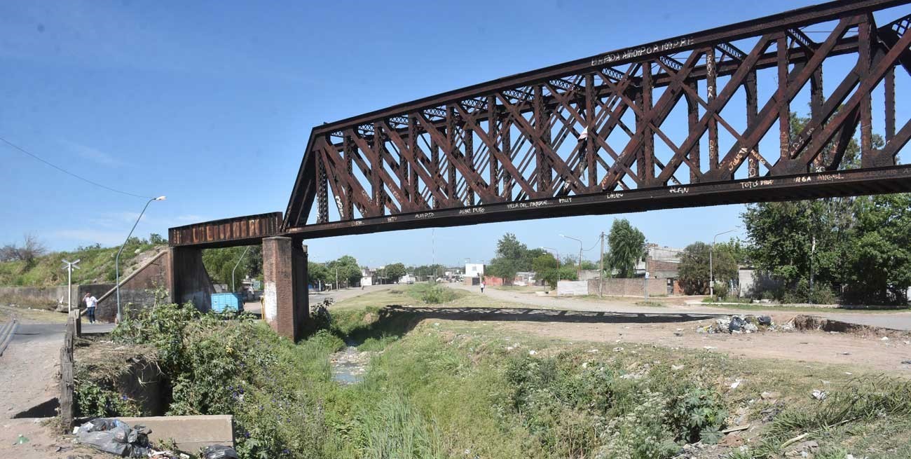 Le dispararon en el puente negro de Villa del Parque y terminó internado