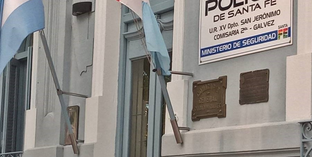 Mientras dos árbitros dirigían un partido de fútbol infantil, les robaron todo del vestuario