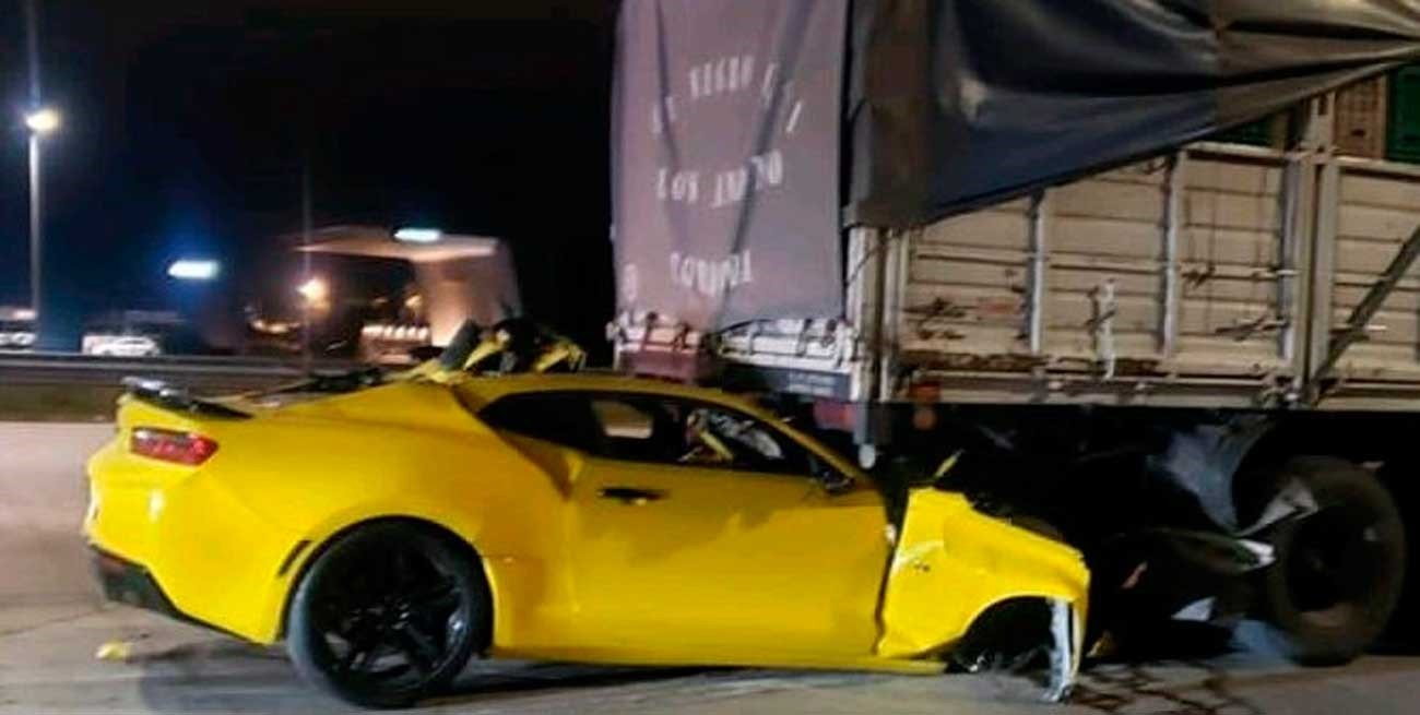 Fuerte choque de un Camaro y un camión en Córdoba: murió el conductor