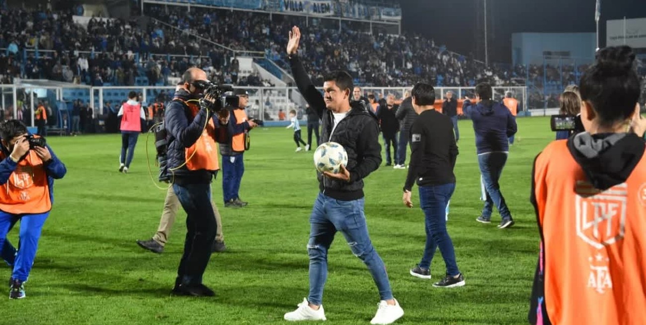 El José Fierro casi se derrite con la visita del "Pulga" Rodríguez