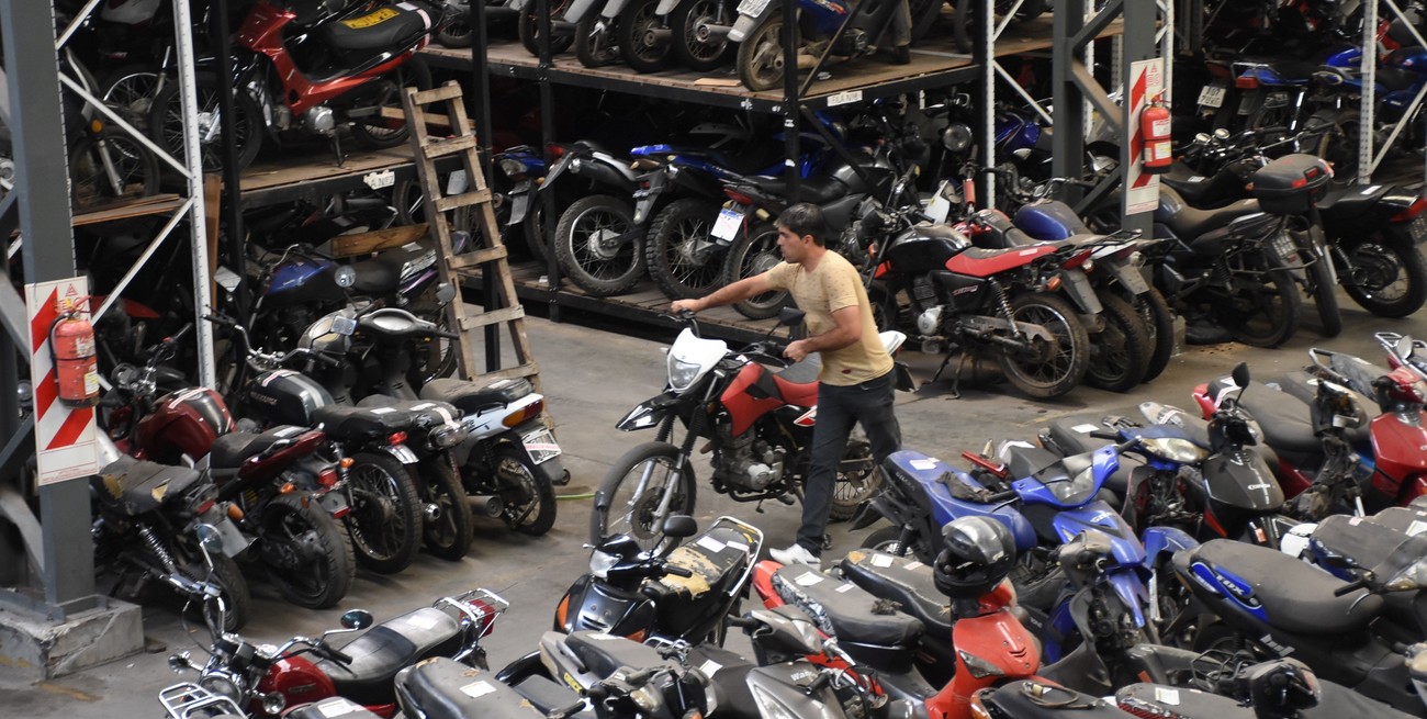 Ciudad: compactaron más de 200 autos y motos que nunca fueron reclamados