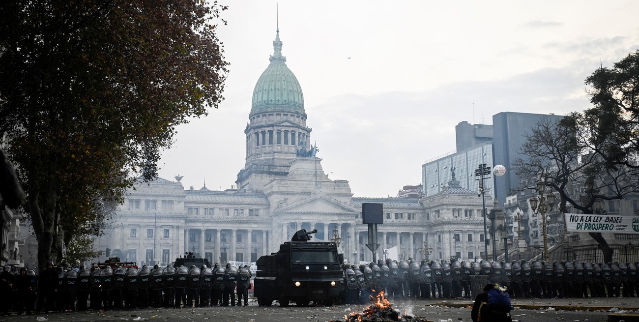 Detenidos por protestas en el Congreso: Marcha de familiares, reclamo de la CGT y burlas de un diputado