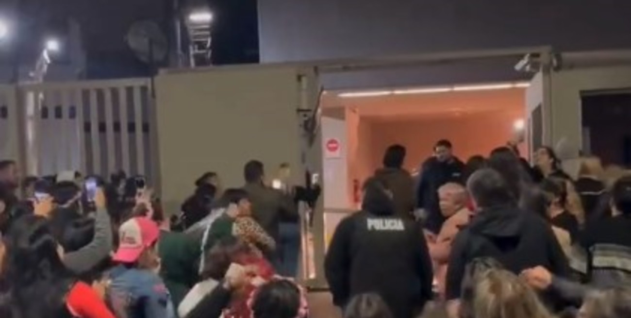 Video: los fans de Furia "esperaron" a Cata Gorostidi a la salida del estudio