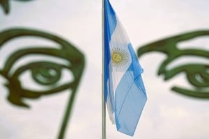 La Bandera bajo la mirada de su creador, Manuel Belgrano, uno de los héroes más destacados e importantes de la patria. Crédito: Gentileza / Alan Monzón.