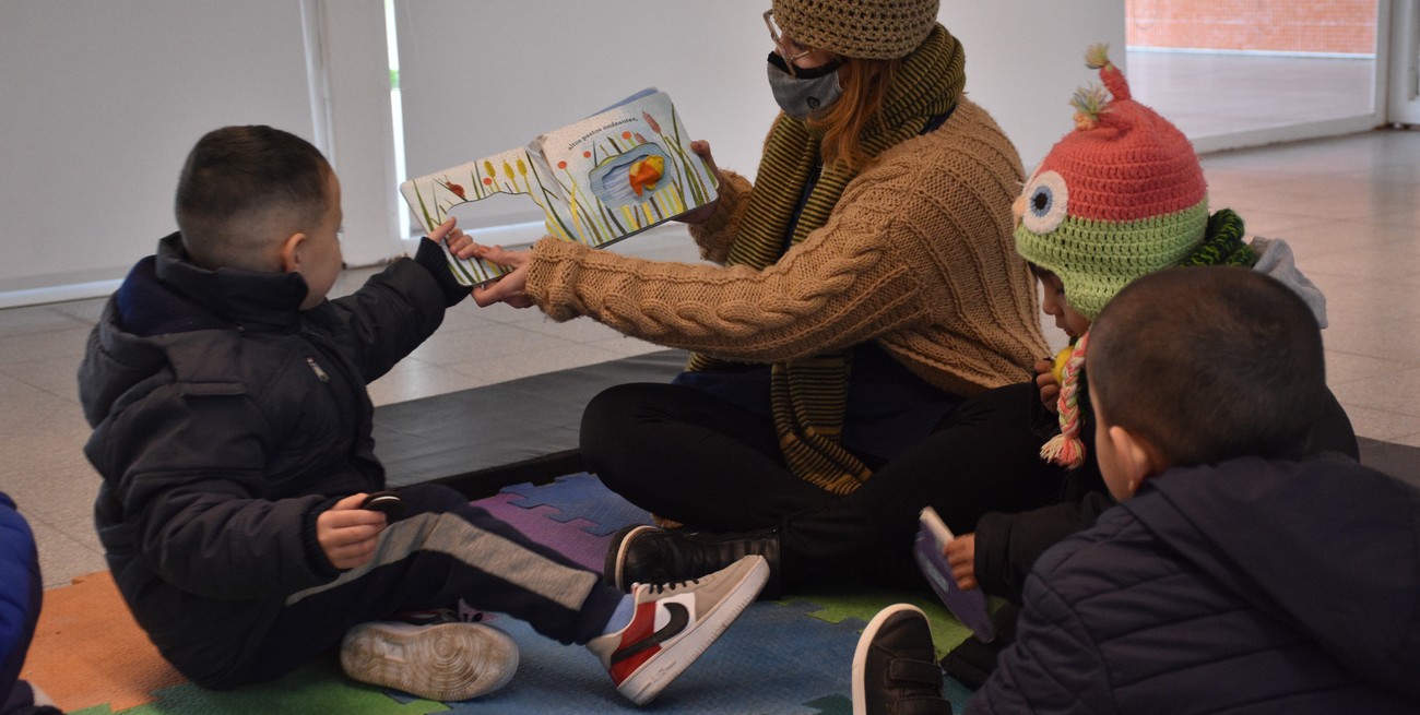 Santa Fe: con picnics literarios y valijas de libros, buscan alfabetizar a niños de 3 años
