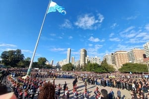 Javier Milei arribó al Monumento Nacional a la Bandera donde lo esperaban miles de personas, para el acto patrio que encabezó junto al gobernador Maximiliano Pullaro y el intendente Pablo Javkin. Foto: Mauricio Garín.