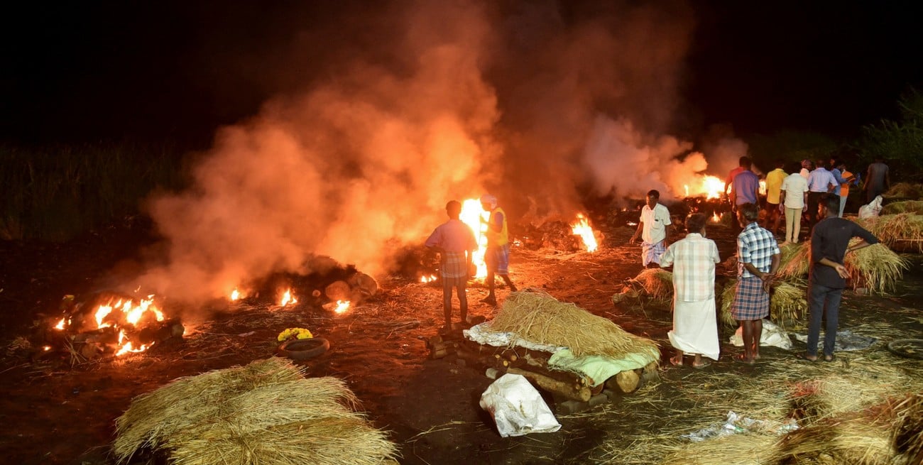 Casi un centenar de muertos en India por intoxicación con licor falso