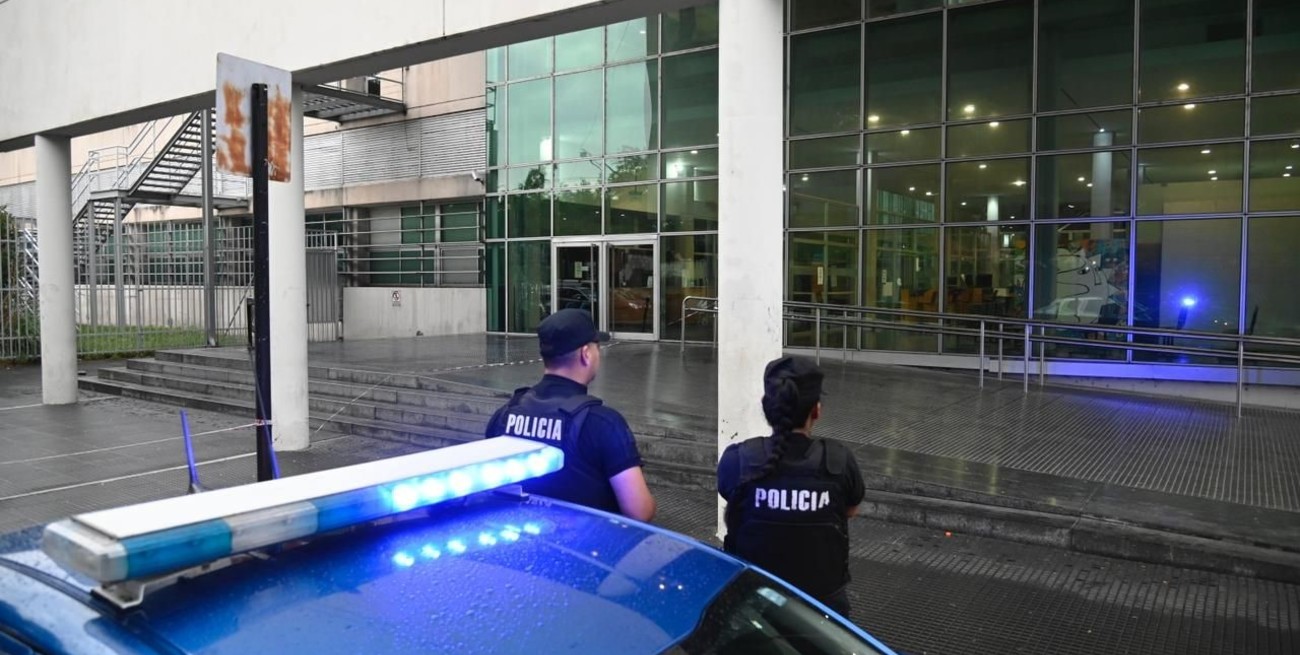 Sicarios mataron a un chico de 15 años a bordo de un remís en Rosario
