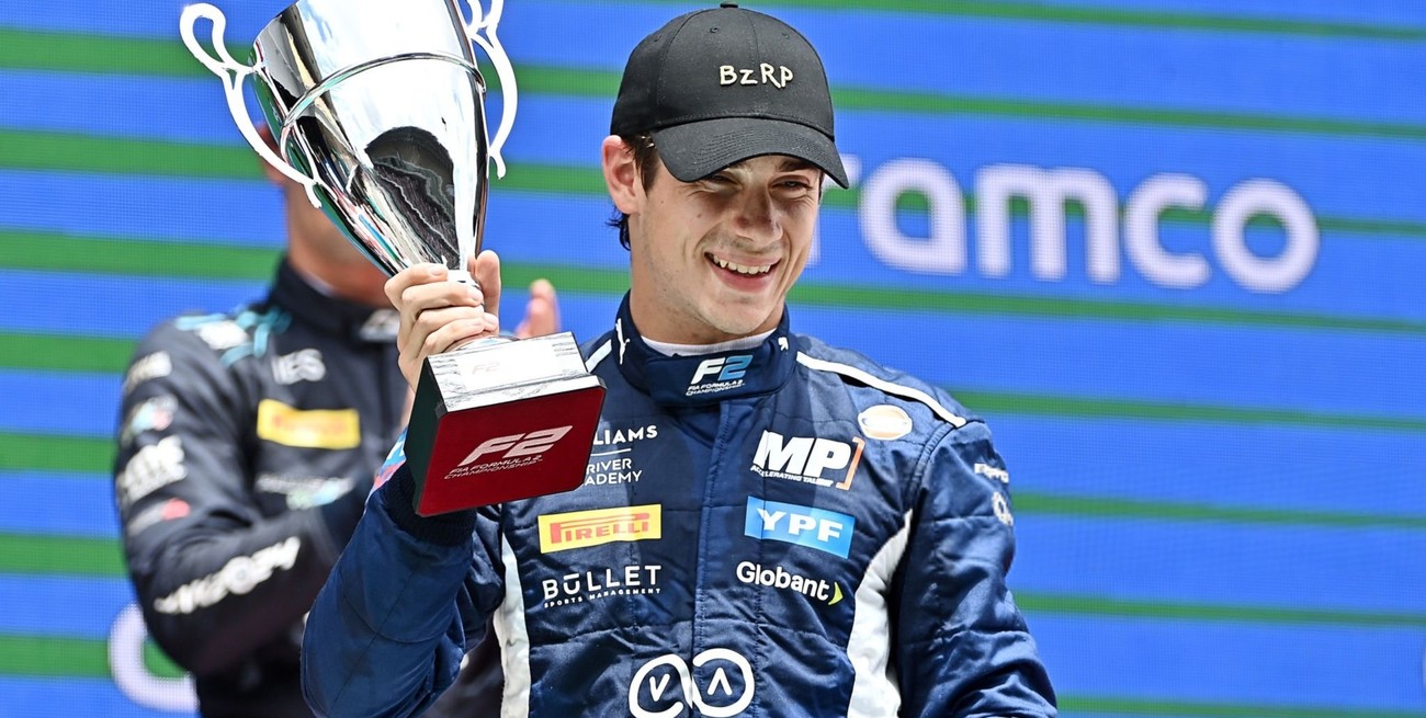 Franco Colapinto hizo podio en la Fórmula 2 y recibió el trofeo con la gorra de Bizarrap