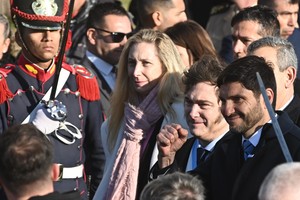 Milei en su visita a la provincia de Santa Fe para el acto oficial del Día de la Bandera. A su lado, el gobernador Pullaro y su hermana, Karina. Foto: Mauricio Garín