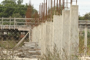 Abandono. Así están hoy los terrenos de barrio Transporte, en los que en 2020 se montó un asentamiento irregular y luego se comenzaron a construir las viviendas.

Mauricio Garín.