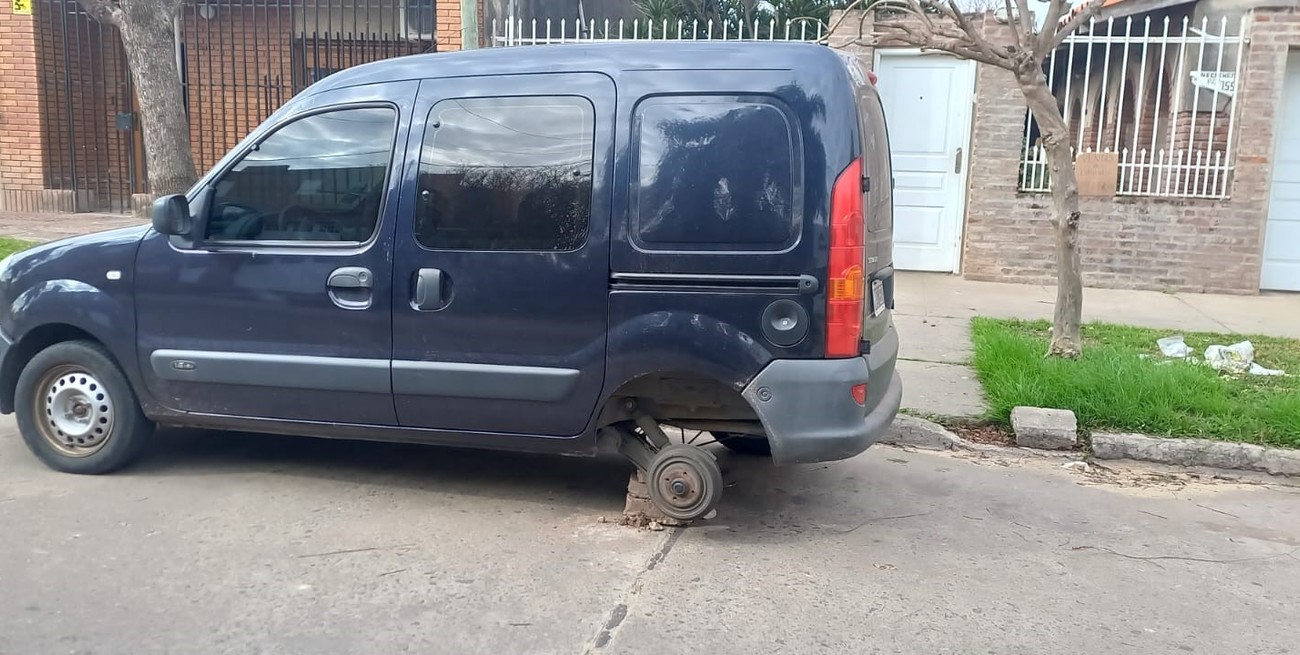 Dejó su camioneta estacionada en la calle y le robaron una rueda en Guadalupe Oeste