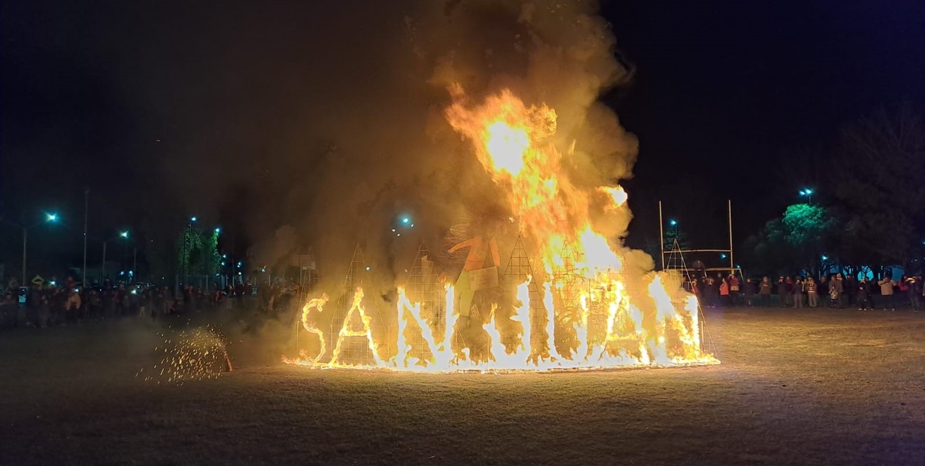 Una localidad santafesina celebró San Juan con una gran hoguera y una multitud bailando a su alrededor