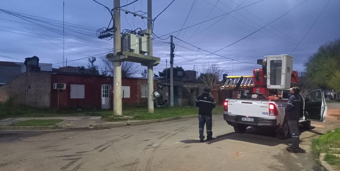 Vandalizaron una subestación de la EPE y por un rato dejaron sin luz al barrio Coronel Dorrego