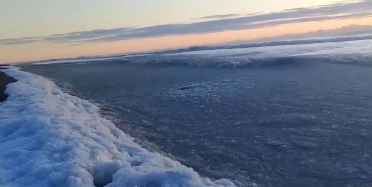 Frío extremo en la Argentina: se congelaron las olas del mar en Tierra del Fuego
