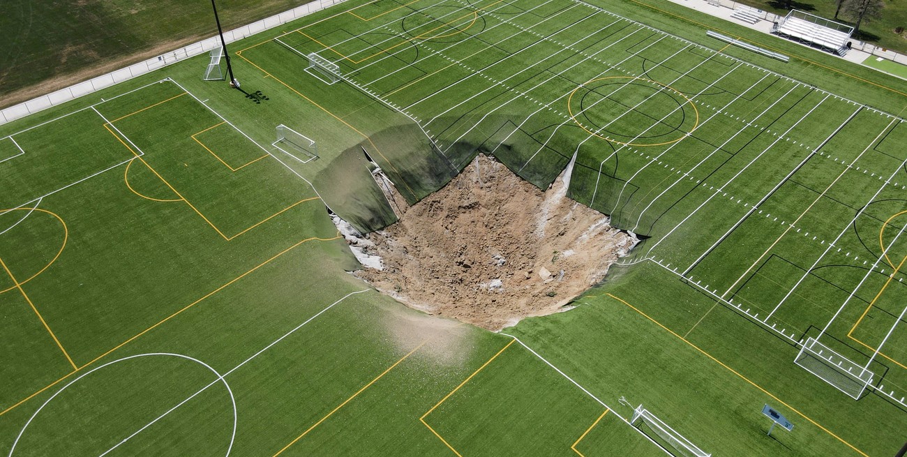 Video: el momento exacto en el que una cancha de futbol se hunde y deja un socavón de 30 metros