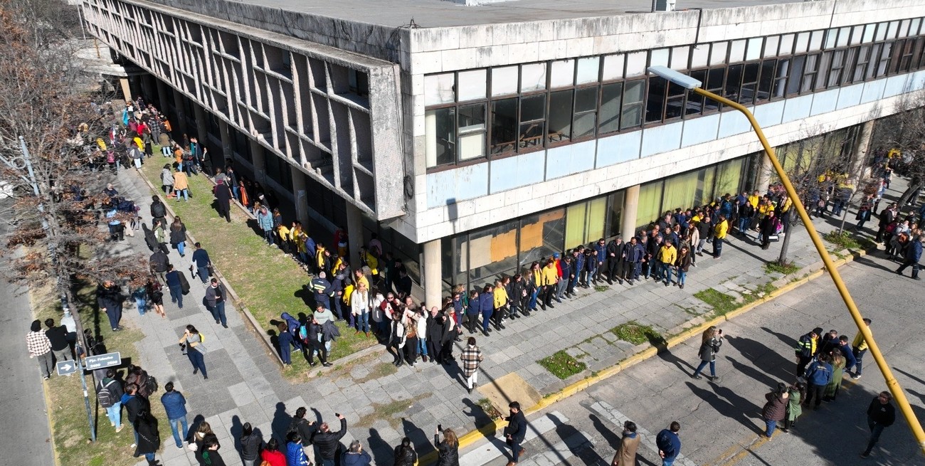 Se concretó un emotivo abrazo simbólico al deteriorado edificio del Correo de Santa Fe