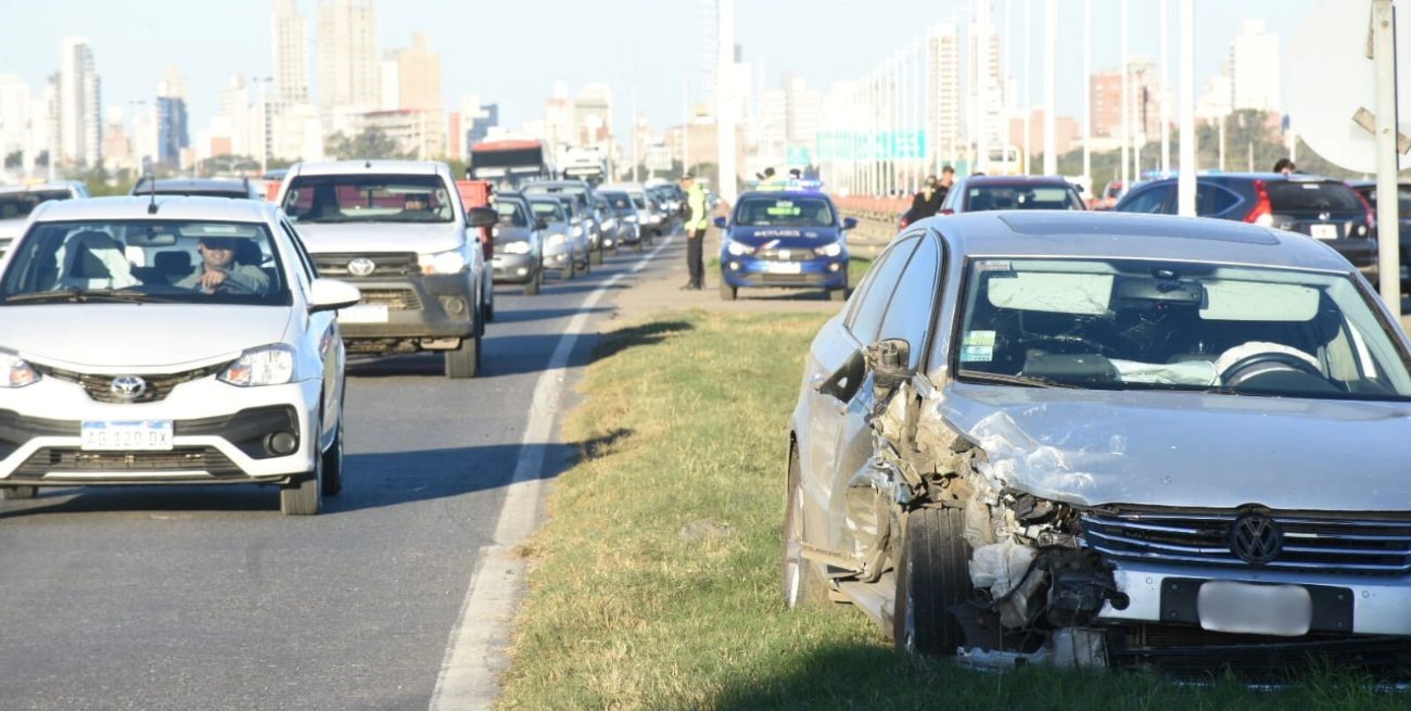 Colisionaron dos autos y una moto en la autopista Santa Fe - Rosario