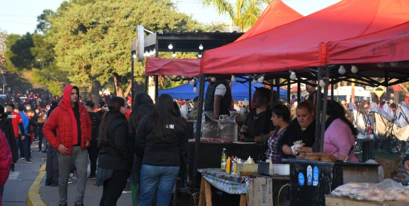 Colón y la nueva previa regulada: enojo de los vendedores de comida y concurrencia dividida 